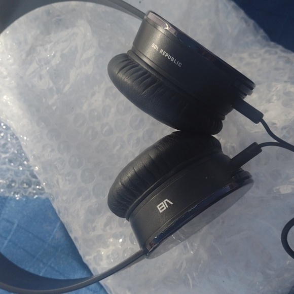 Sol Republic Black Wired Headphones NWOT - Picture 2 of 3